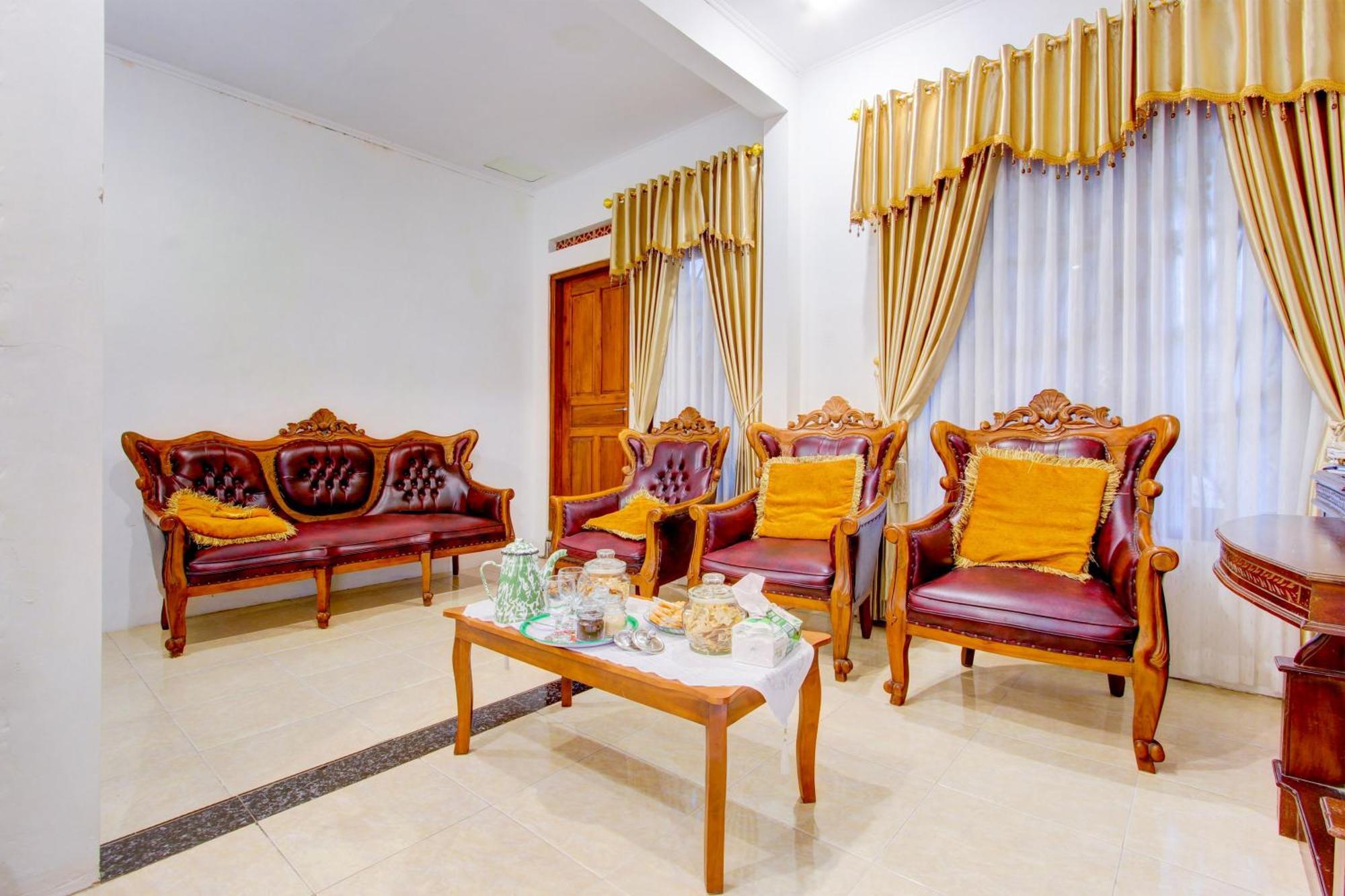 Oyo 93789 Mbah Carik Syari'ah Hotel 2*